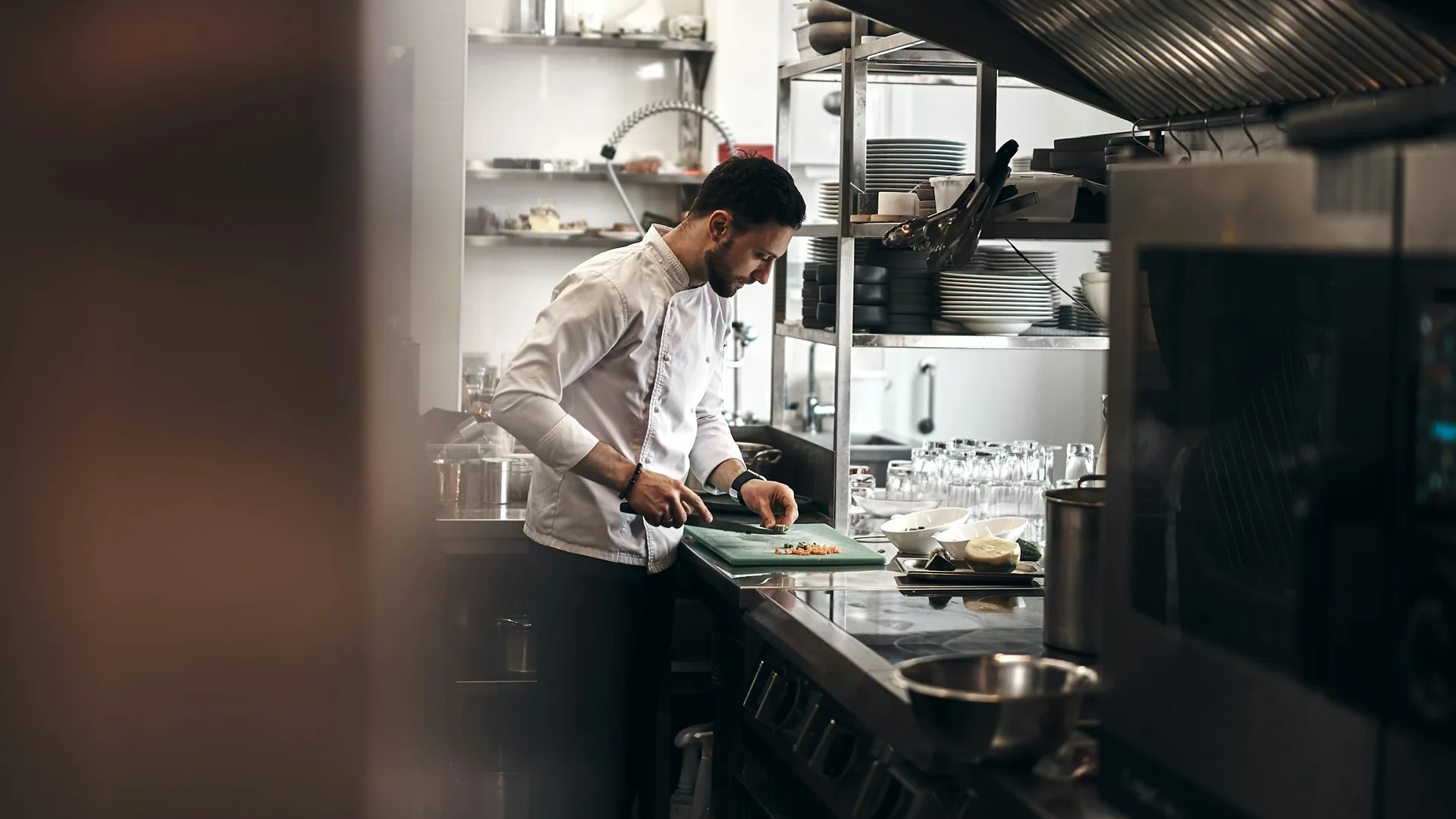 Profissional preparando alimentos em cozinha de restaurante